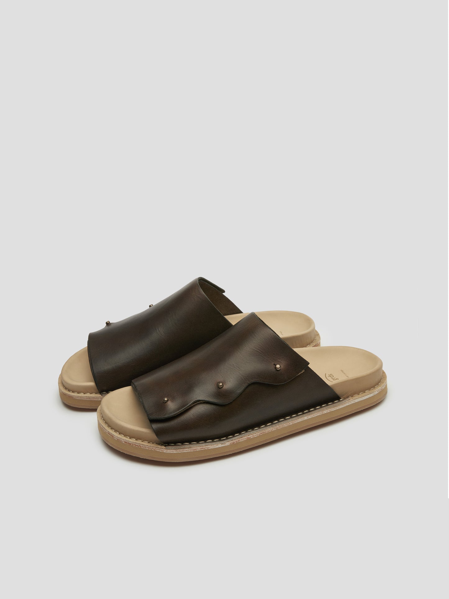 slides 04 leather chestnut